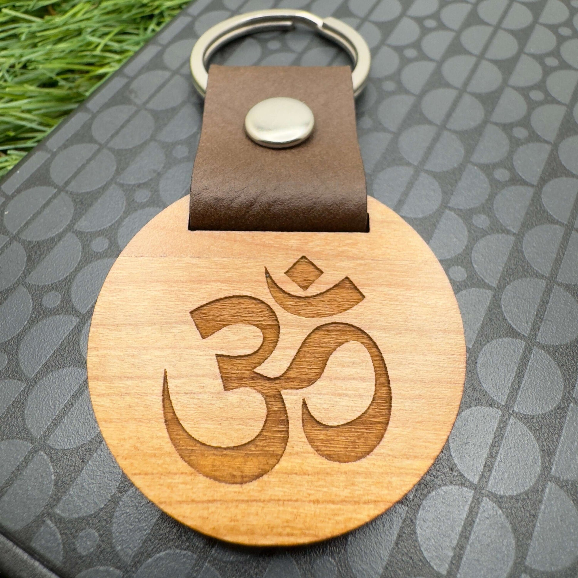 Om Ohm Symbol Wooden Keyring Customisable, personalised Om Ohm Keychain, Spiritual, Yoga Accessory, Ohm Om symbol, Birthday, Christmas